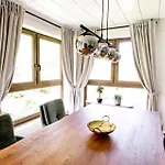 Semesterbostad Birds-nest Balkon Waldblick Kamin
